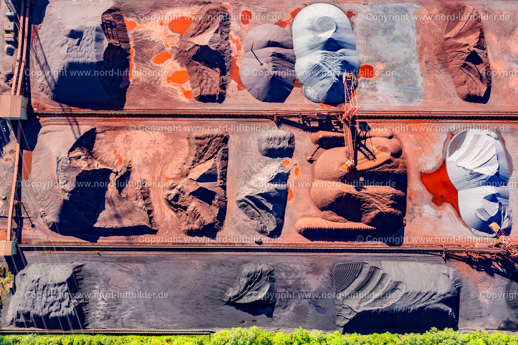 Hamburg_Hansaport_ELS_2092090525 | HAMBURG 09.05.2025 Belade- Verladestation für Sande und Schüttgüter im Hafenbereich Hansaport und Müllverwertungseinrichtung MVR Müllverwertung am Rugenberger Damm im Ortsteil Altenwerder in Hamburg. Weiterführende Informationen bei: HPA Hamburg Port Authority,  Hansaport Hafenbetriebsgesellschaft mbH,  MVR Müllverwertung Rugenberger Damm GmbH & Co. KG. // Loading station for sand and bulk goods in the Hansaport port area and MVR waste recycling facility on Rugenberger Damm in the Altenwerder district of Hamburg. Further information at: HPA Hamburg Port Authority,  Hansaport Hafenbetriebsgesellschaft mbH,  MVR Muellverwertung Rugenberger Damm GmbH & Co. KG. Foto: Martin Elsen