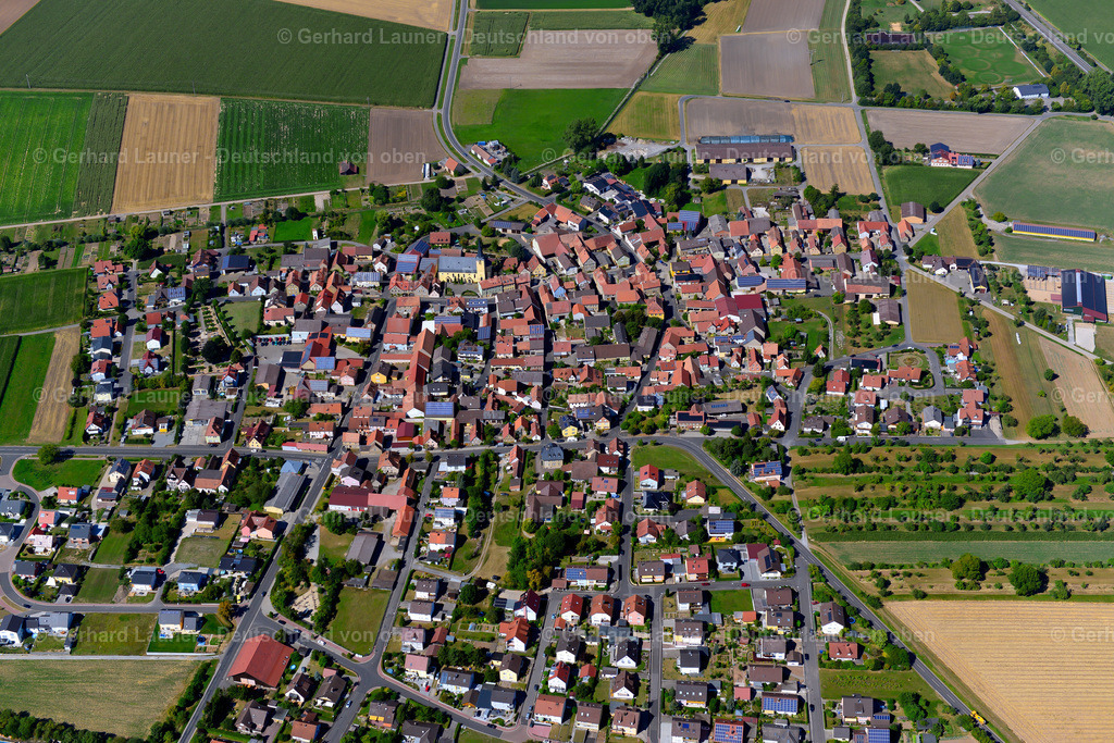 3650274 | OBERPLEICHFELD 31.08.2016 Ortsansicht am Rande von landwirtschaftlichen Feldern und Nutzflächen  in Oberpleichfeld im Bundesland Bayern, Deutschland // Village view on the edge of agricultural fields and land  in Oberpleichfeld in the state Bavaria, Germany Foto: Gerhard Launer