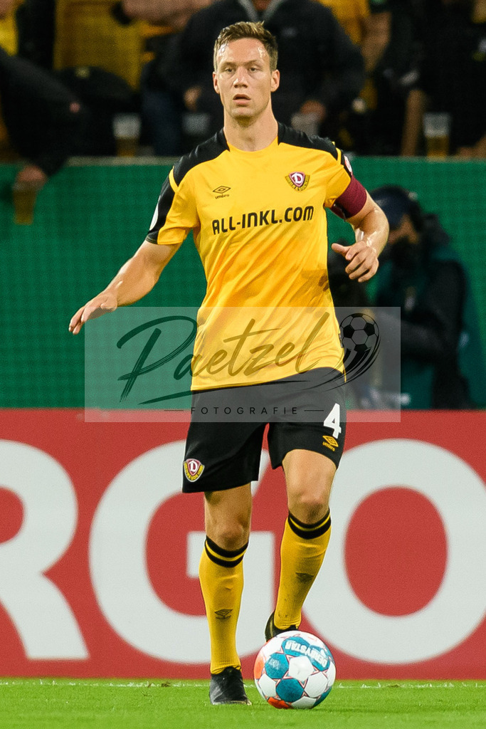 DREPAD20210806_083 | Fussball, Herren: Tim Knipping (SG Dynamo Dresden) in Aktion, am Ball, Einzelaktion beim Spiel der 1. Runde im DFB-Pokal zwischen SG Dynamo Dresden und SC Paderborn 07 im Rudolf-Harbig-Stadion am 06.08.2021 in Dresden, Deutschland.DFB / DFL REGULATIONS PROHIBIT ANY USE OF PHOTOGRAPHS AS IMAGE SEQUENCES AND/OR QUASI-VIDEO. - Realisiert mit Pictrs.com