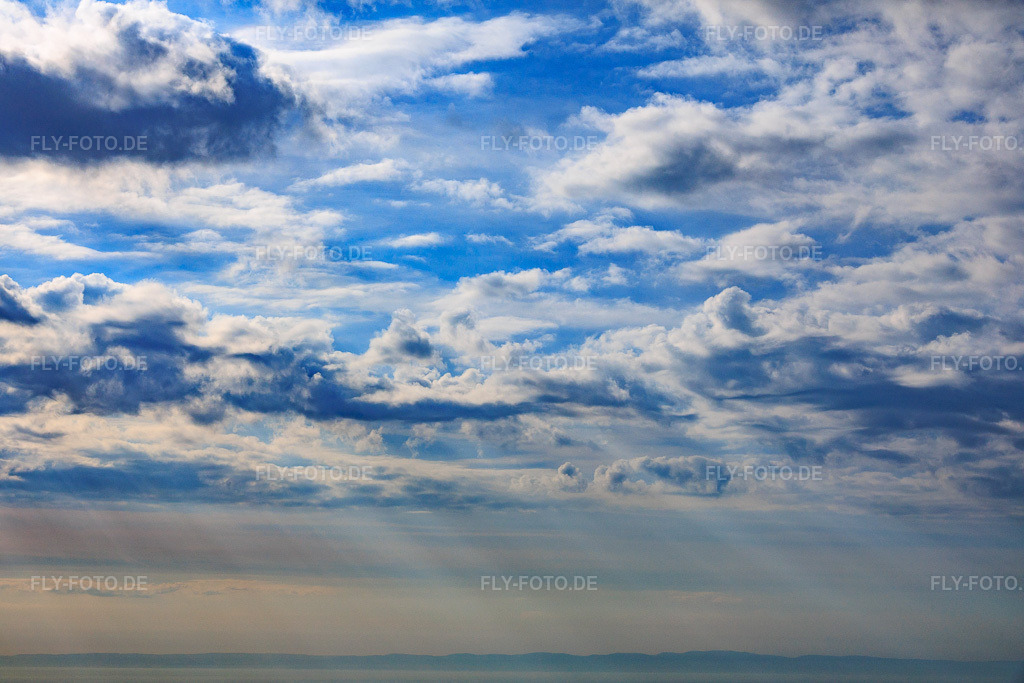 Luftbild: Wolken über Lothringen in Bitsch im Bundesland Moselle in Frankreich.Foto: IMG_154438.jpg vom 18.04.2026 durch Werner Riehm/FLY-FOTO.deAuflösung des Originals: 6000 x 4000 px