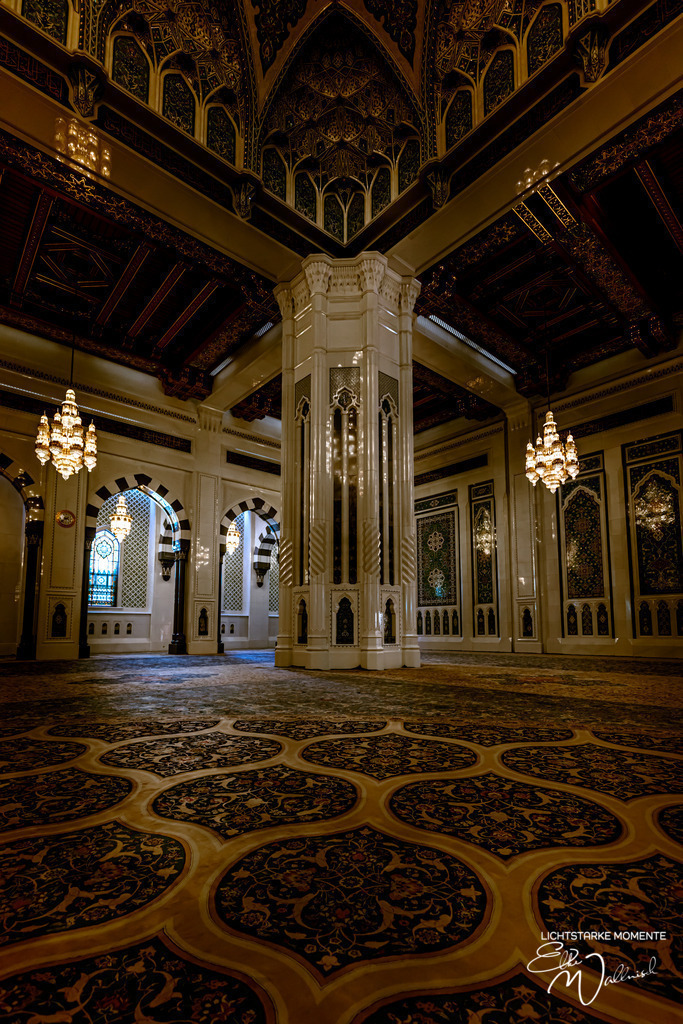 Sultan Qaboos Grand Mosque, Muskat | Herzlich willkommen auf meiner Seite! Ich bin Elke Wallnisch, Deine Fotografin für lichtstarke Momente. Der Name steht für alles, was mich mit der Fotografie verbindet: Das Licht und seine machtvolle Wirkung auf eine Situation oder unsere Stimmung - Realisiert mit Pictrs.com