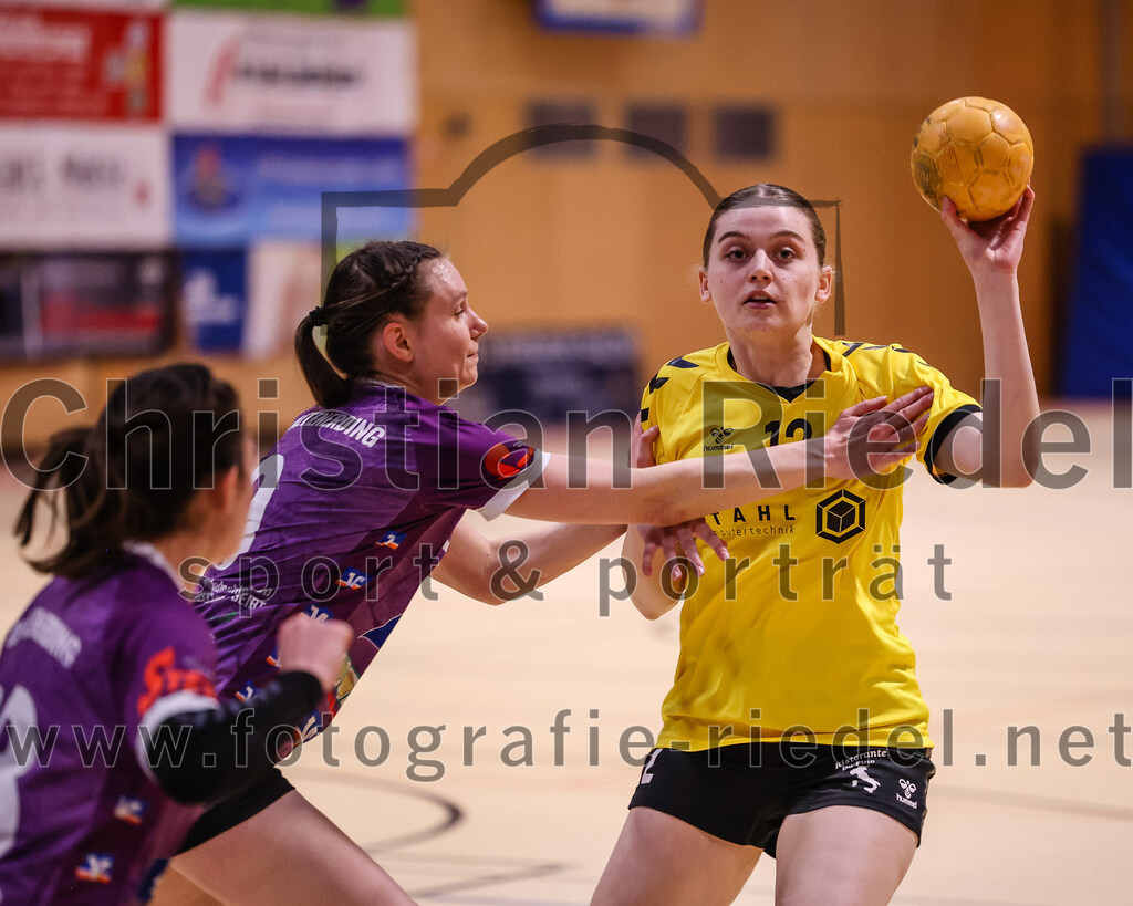 2025-01-11_059_SpVgg_Altenerding_gegen_HF_Scheyern | Erding, Deutschland, 11.01.2025:Handball, Bezirksoberliga Frauen Altbayern 2024 / 2024, 10. Spieltag, SpVgg Altenerding gegen HF Scheyern, Endergebnis: 20:23Julia Kranich (SpVgg Altenerding, #9), Anna Seizmeier (HF Scheyern, #12)Foto: Christian Riedel / fotografie-riedel.net