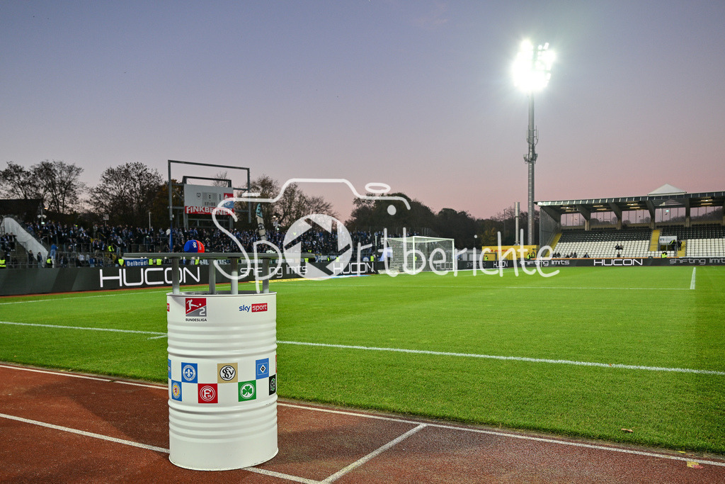 SSV Ulm 1846 Fussball - FC Schalke 04 | Die SKY Sport Moderationstonne der 2. Bundesliga steht bereit / SKYSPORT / Moederationstisch / Moderation Tonne / Symbolbild / 2. Bundesliga: SSV Ulm 1846 Fussball - FC Schalke 04, Donaustadion am 01.11.2024