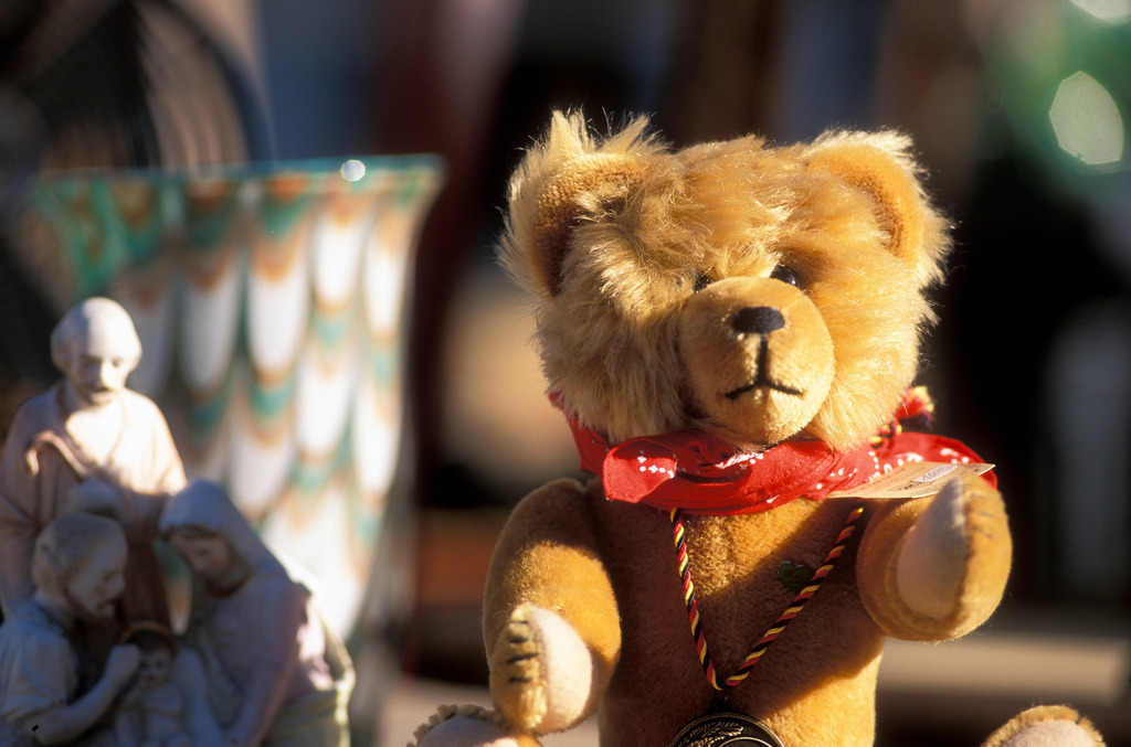 Teddybär auf dem Flohmarkt der Freyung | Wien, Austria - January 25, 2007: Teddybär auf dem Flohmarkt der Freyung. - Realisiert mit Pictrs.com