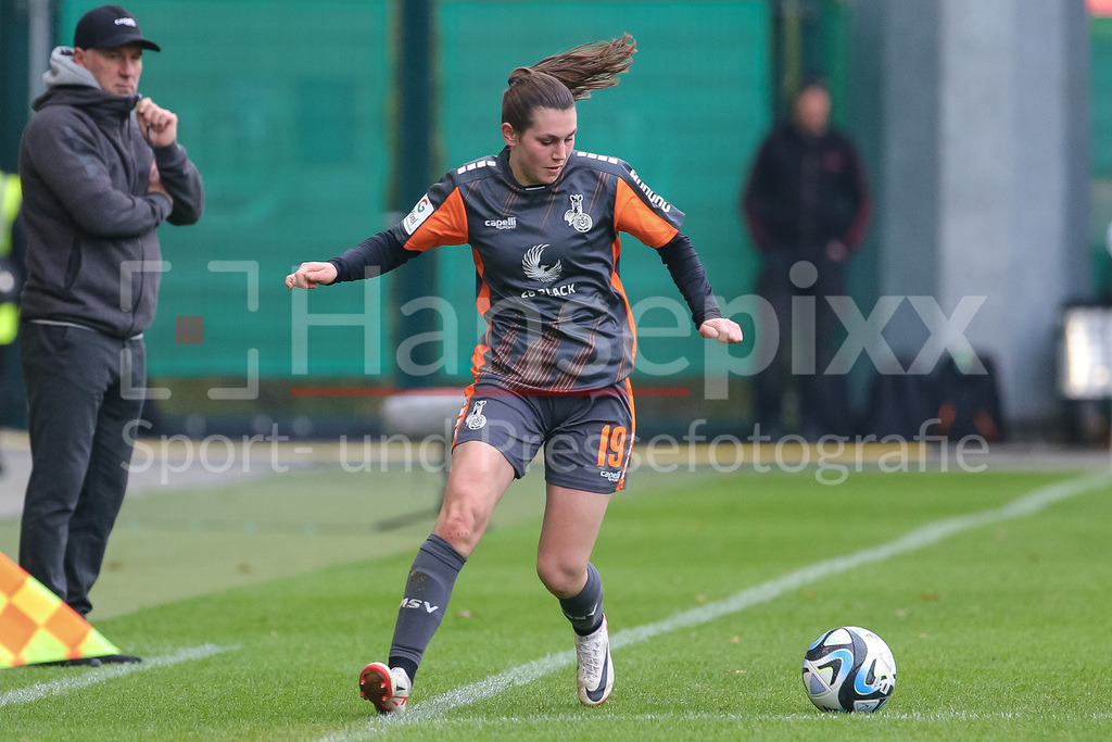 Fussball, Google Pixel Frauen-Bundesliga, VfL Wolfsburg - MSV Duisburg | v.li.: Antonia Halverkamps (MSV Duisburg, 19) am Ball, Einzelbild, Ganzkörper, Aktion, Action, Spielszene, DIE DFB-RICHTLINIEN UNTERSAGEN JEGLICHE NUTZUNG VON FOTOS ALS SEQUENZBILDER UND/ODER VIDEOÄHNLICHE FOTOSTRECKEN. DFB REGULATIONS PROHIBIT ANY USE OF PHOTOGRAPHS AS IMAGE SEQUENCES AND/OR QUASI-VIDEO.