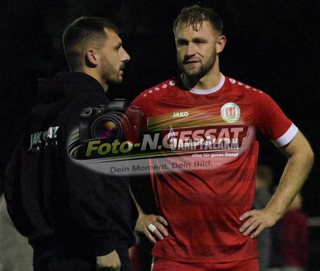 Bünder SV - BV Stift Quernhei | Auf dem Bild zu sehen: rot Bünder SV: Robert Wiens im Gespräch nach dem Spiel mit einem Spieler von BV Stift QuernheimBünder SV, BV Stift Quernheim, Saison 26/27, Kreispokal, Achtelfinale - Realisiert mit Pictrs.com