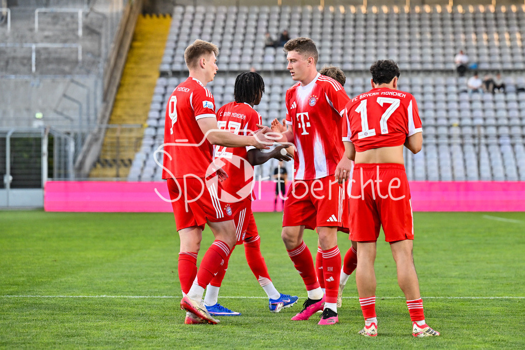 FC Bayern Amateure - TSV Aubstadt | MÜNCHEN, GERMANY - 24. APRIL: Jubel der Amateure nach dem Treffer zum 1-0 durch Anton HEINZ (FC Bayern München II 9) / Tor / Torschuetze / Freude / Happy während dem Match zwischen den Amateuren des FC Bayern und dem TSV Aubstadt am 31. Spieltag der Regionalliga Bayern im Grünwalder Stadion