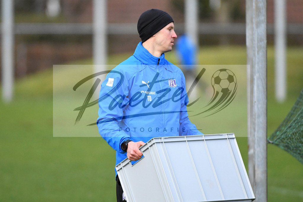 20200225_TRAOSN_0053 | Fussball, Herren: Co-Trainer Tim Danneberg (VfL Osnabrueck) schaut waehrend der Trainingseinheit des VfL Osnabrueck im Sportpark Illoshoehe am 25.02.2020 in Osnabrueck, Deutschland. - Realisiert mit Pictrs.com