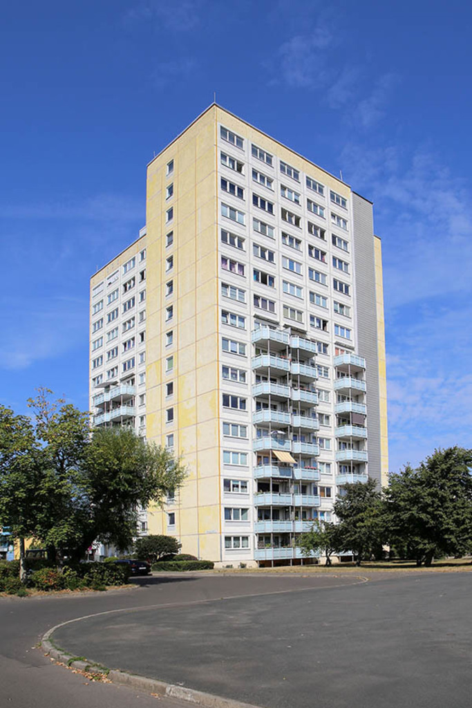 Grünau - Wohnhochhaus (Grünauer Allee 37) | Entdecke über 20 Kategorien Leipzig-Motive: Foto-Downloads, hochwertige Poster, Leinwand- & Fine-Art-Prints. Jetzt Lieblingsfoto im Bildlexikon Leipzig Shop bestellen!