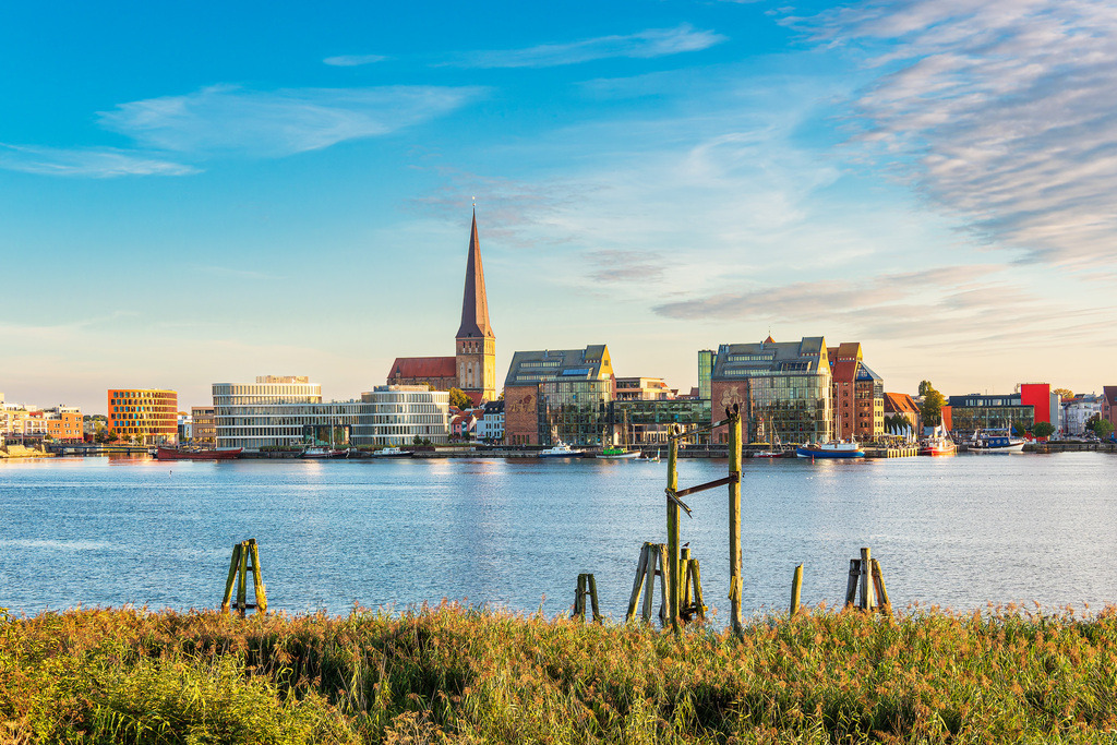 Blick über die Warnow auf die Hansestadt Rostock am Abend | Blick über die Warnow auf die Hansestadt Rostock am Abend.