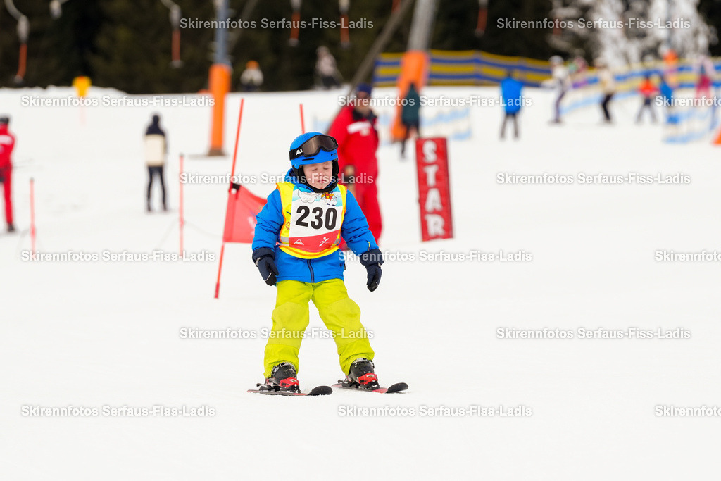 SRF_02.01.2026_0298 | Skirennfotos,Serfaus,Fiss,Ladis,Kinderskirennen,Winter,Tirol,Oberland,skirace,SFL,feelfree,weil wir's genießen,ski,Ski,skifahren,Sonnenplateau, - Realisiert mit Pictrs.com