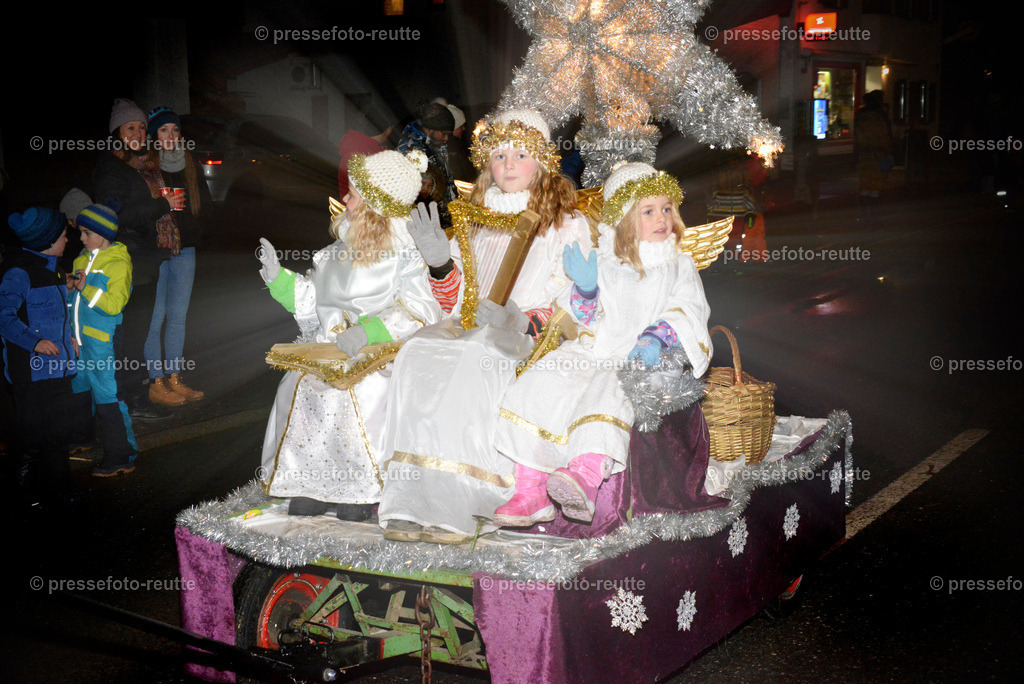 -news-2022-Dez05-Nikolo-Einzug-Lechaschau-WTV_6196 | Info aus dem Bezirk Reutte/Ausserfern Tirol sowie eine umfangreiche Bilddatenbank über die gesamte Region: Lechtal, Talkessel Reutte, Tannheimertal, Zwischentoren. Lech, Plansee, Zugspitze, Grenztunnel, B179, Fernpassstraße, Verkehr, Lawinen, Tradition, - Realisiert mit Pictrs.com