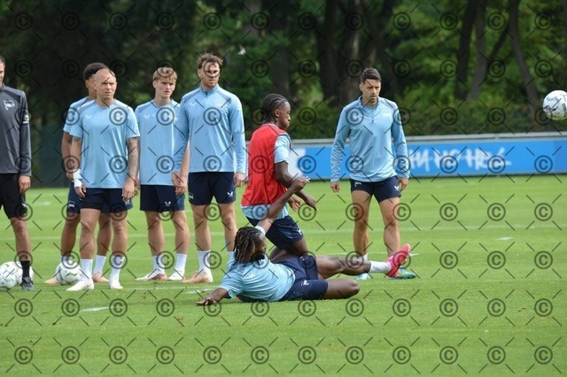 RGE_0118 | Hertha BSC, 2.Bundesliga, Herren, Fußball, Training auf dem Schenckendorffplatz, Dienstag 18.08. 2026, Saison 2026/27,  im Bild oben Jeleni Ndi ( Hertha BSC ), unten Deyovaisio Zeefuik ( Hertha BSC ),  Fotograf: Ralf Gebhardt - Realisiert mit Pictrs.com