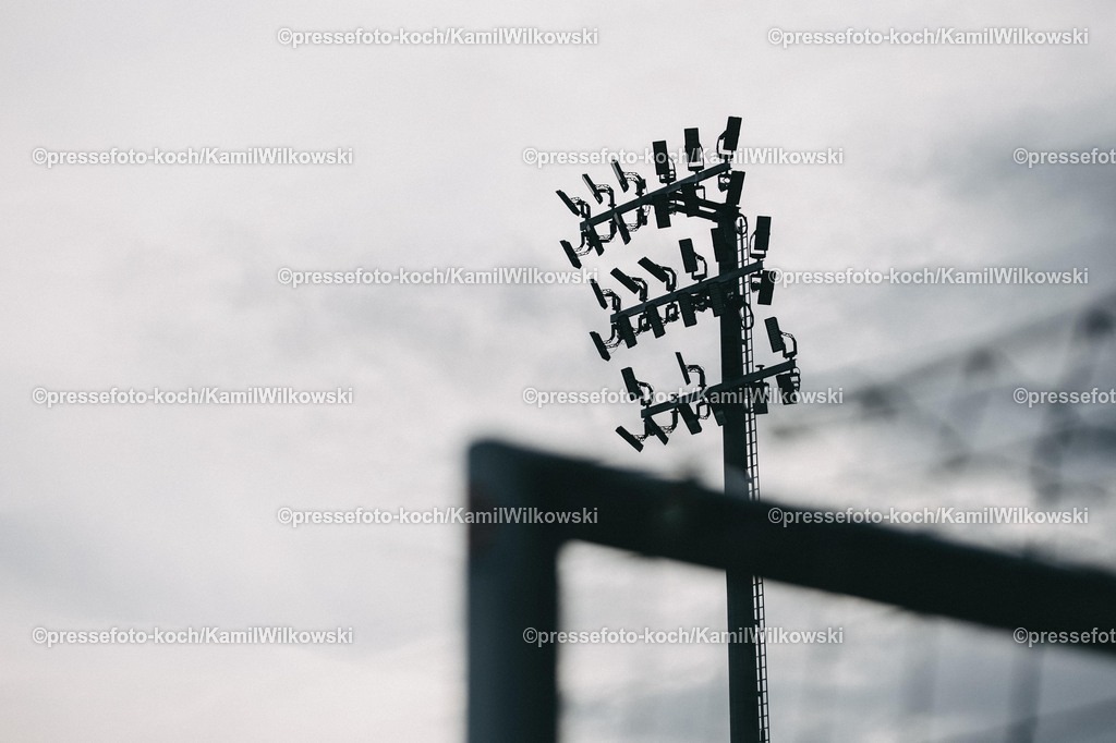xKWIx30112501001 | 30.11.2025, xkwix, Fußball, 3. Liga, SSC Verl - VfL Osnabrück, Sportclub Arena: Flutlichtmast im Wolken Grau mit TorpfostenPhoto: xKamilxWilkowskixPressefotoKochx