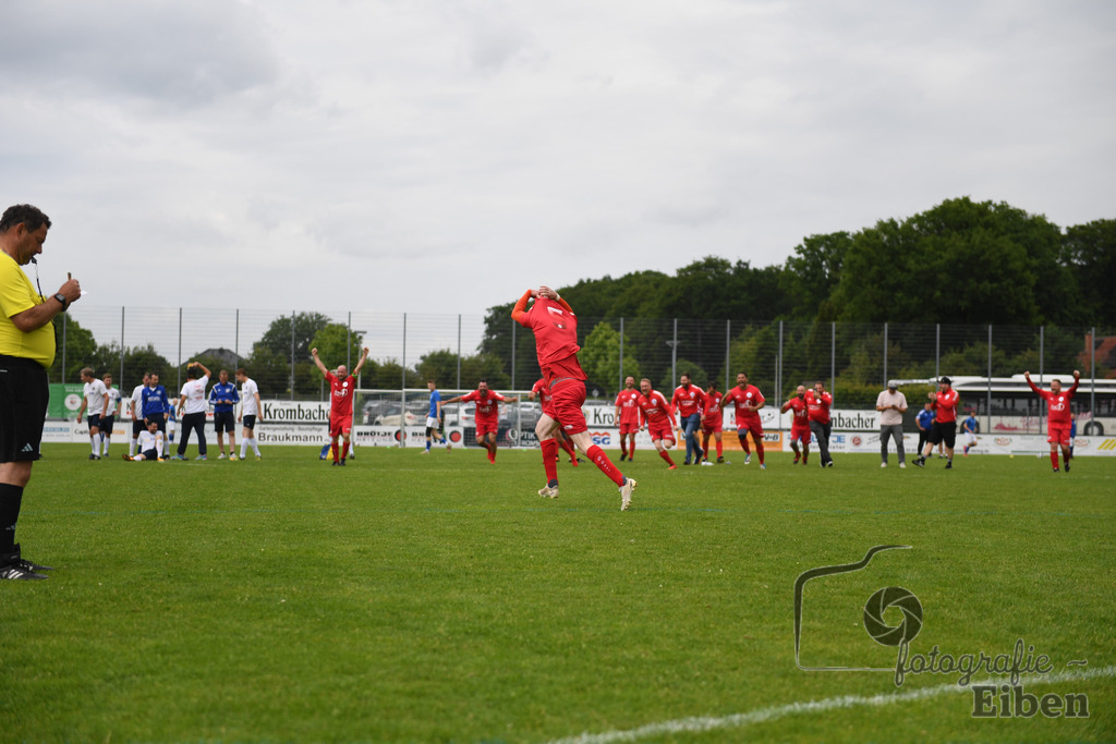 SV Brake Ü40-BW Bümmerstede (Ü40) | Kreispokal Finale Jade-Weser-Hunte Ü40; SV Brake Ü40 (rot)-BW Bümmerstede Ü40 (weiß) am 15.06.2025 in Rastede (Sportanlage Köttersweg), Photo: Philip Eiben 2025 - Realisiert mit Pictrs.com