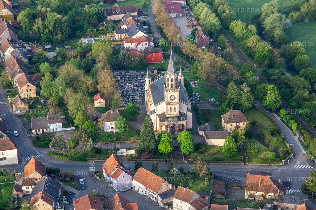 Aerial view: Protestant Church in Herbitzheim in the state Bas-Rhin, France. – Photo: IMG_140547.jpg taken on 05/01/2024 by Werner Riehm/FLY-FOTO.com – Resolution of the original: 5371 x 3581 px