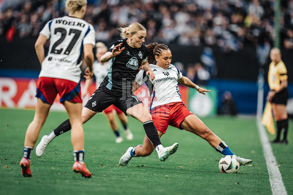 Fußball | Frauen | Saison 2024/2025  | DFB-Pokal der Frauen | Halbfinale | Hamburger SV vs. Werder Bremen | 23.03.2025 | v.l. Lina Hausicke (#18, Werder Bremen) gegen Lisa Baum (#11, HSV)
