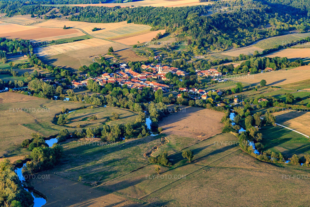 Aerial view: Confluence of the Vair and the Meuse in Maxey-sur-Meuse in the state Vosges, France. – Photo: IMG_118338.jpg taken on 09/15/2019 by Werner Riehm/FLY-FOTO.com – Resolution of the original: 5370 x 3580 px