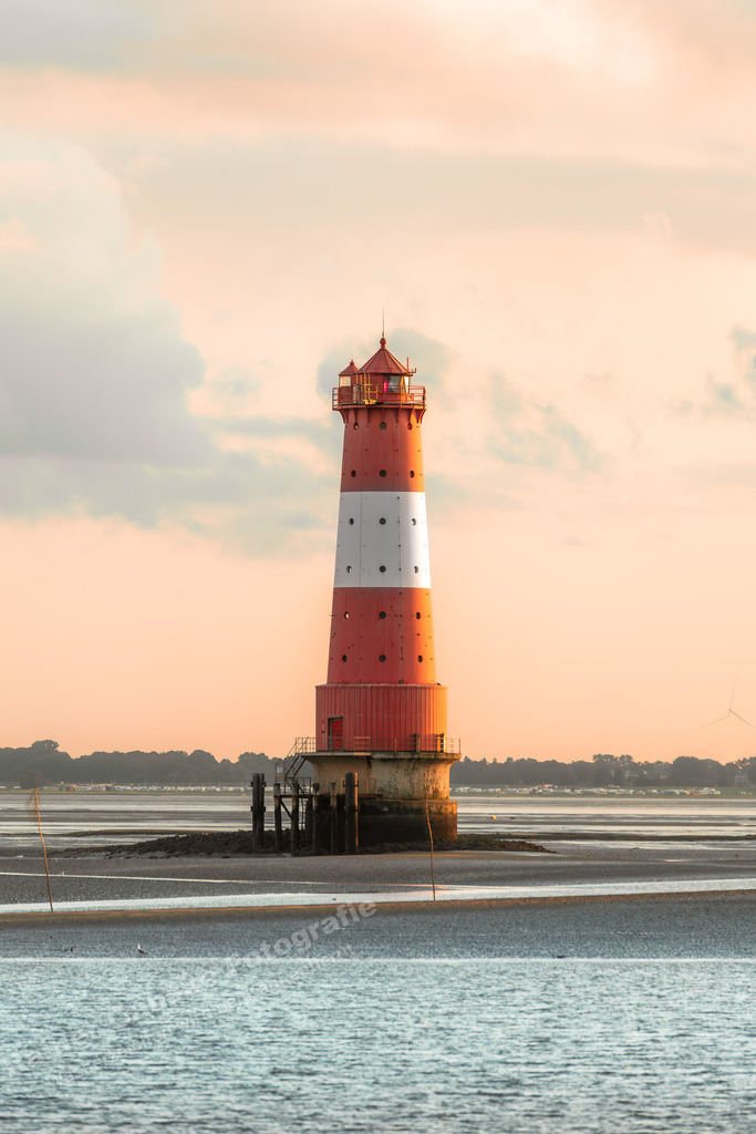 20230831 Leuchtturm Arngast Jadebusen 1 -RGanske | Onlineshop mit Bildern von Stränden, Häfen und Meer. Leinwände, Poster, Kalender und andere Materialien erhältlich. Kommerzielle Lizenzen möglich.  - Realisiert mit Pictrs.com