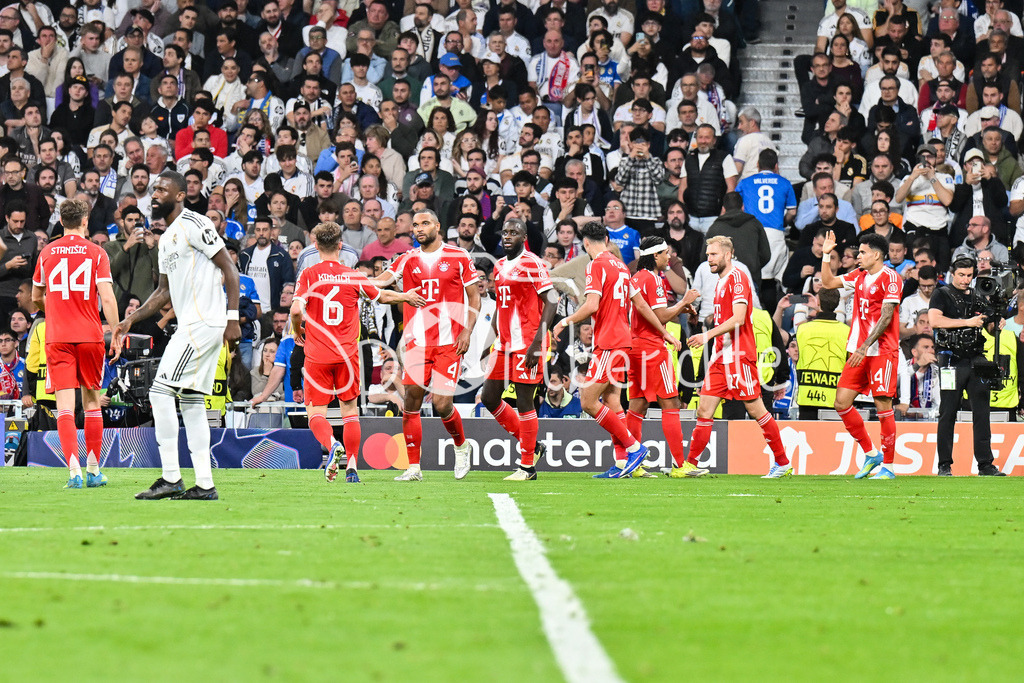 Real Madrid - FC Bayern München | MADRID, SPAIN - 07. APRIL: Bayern celebrates the goal to makes 0-1 by Luis DIAZ (FC Bayern Munich 14) / Tor / Torschuetze / Freude / Happy during the UEFA Champions League match between Real Madrid vs. FC Bayern Munich on Quarterfinal first leg at Estadio Santiago Bernabeu