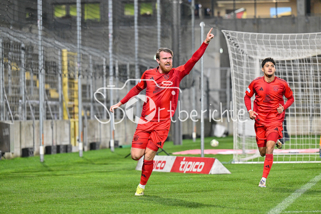 FC Bayern Amateure - SpVgg Greuther Fürth II | Jubel nach dem Treffer zum 1-0 durch Steve BREITKREUZ (FC Bayern München II #5) / Tor / Freude / Torschuetze / Regionalliga Bayern: FC Bayern Muenchen II - SpVgg Greuther Fuerth II, Gruenwalder Stadion am am 29.10.2024