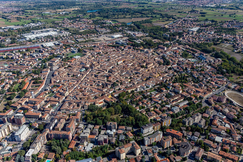 Vue aérienne: Vue de la ville à Crema dans le département Cremona, Italie. Photo: IMG_134416.jpg prise le 18/09/2022 par Werner Riehm/FLY-FOTO.euRésolution de l'original: 5424 x 3616 px