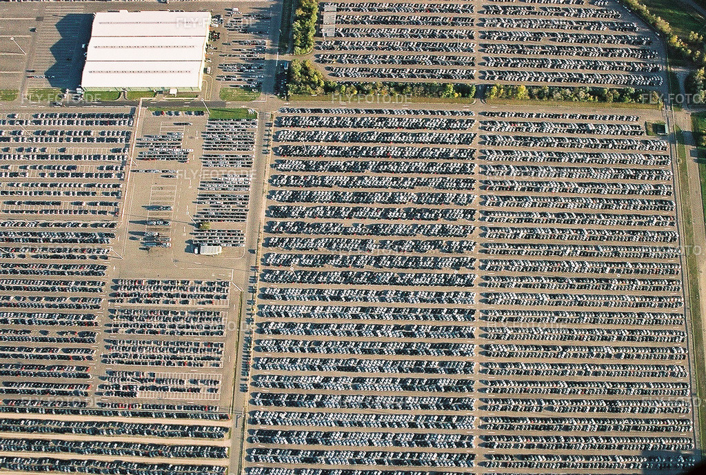 Fahrzeuglager auf dem Gelände der Daimler AG Global Logistic Center | Luftbild: Fahrzeuglager auf dem Gelände der Daimler AG Global Logistic Center in Germersheim im Bundesland Rheinland-Pfalz in Deutschland. Foto: NEG564421.jpg vom 18.10.2005 durch Werner Riehm/FLY-FOTO.de - Realisiert mit Pictrs.com