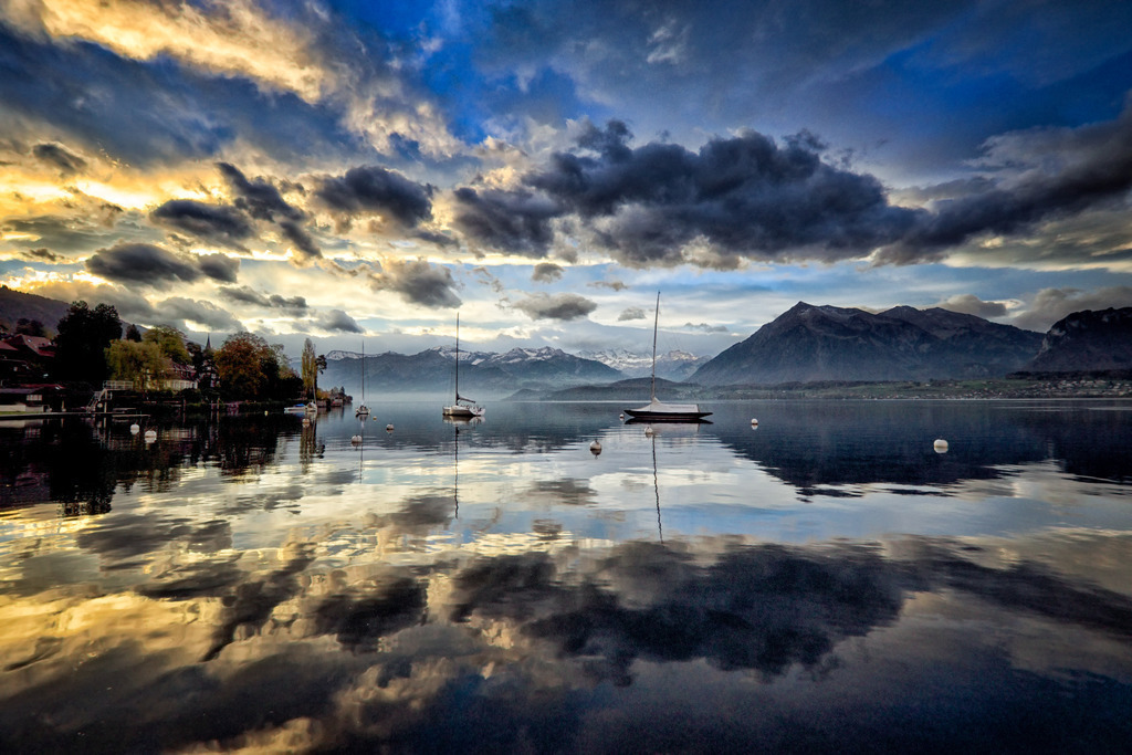 Mirroring | Wunderbare Morgenstimmung am spiegelglatten Thunersee in Hilterfingen. 
-----------------------------------------------
Wonderful morning mood on the mirror-smooth Lake Thun in Hilterfingen.
-----------------------------------------------
Dieser Druck ist in einer limitierten Auflage von 5 Exemplaren erhältlich. 
This print is available in a limited edition of 5 copies. 
http://art.hess.photography/12-mirroring.html - Realisiert mit Pictrs.com