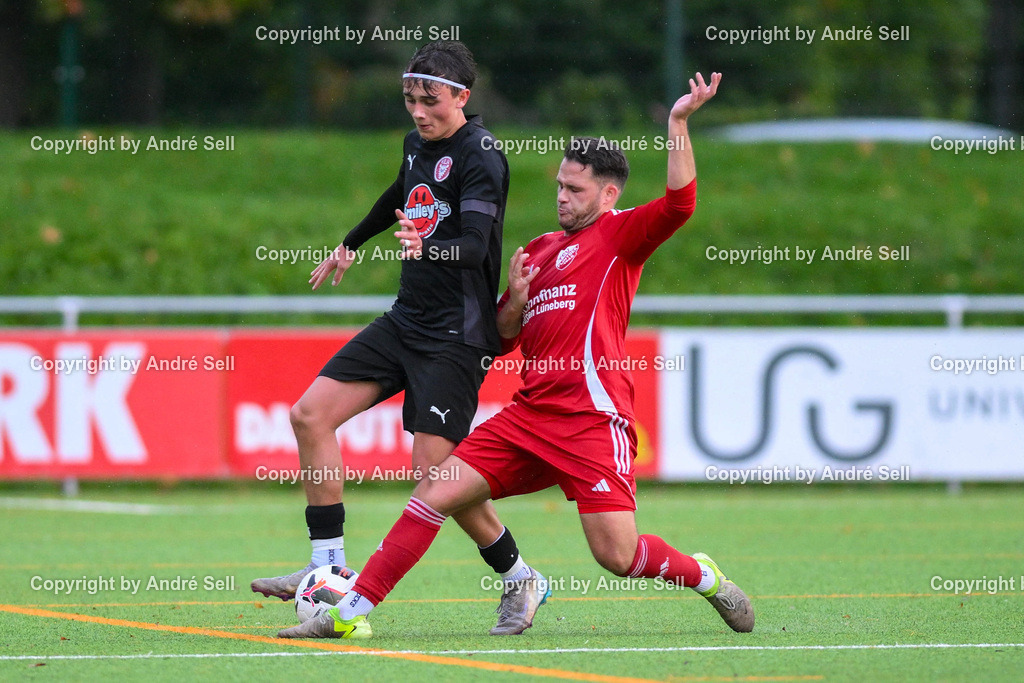 FC Kilia Kiel II vs TSV Flintbek | Bartoz-Marek Neumann (Kilia #11) vs Malik Ferhat (Flintbek #24) / Fußball-Verbandsliga Ost Männer 2026/2027 / FC Kilia Kiel II vs TSV Flintbek / Kilia Sportplatz / Kiel / 10.10.26 - Realisiert mit Pictrs.com