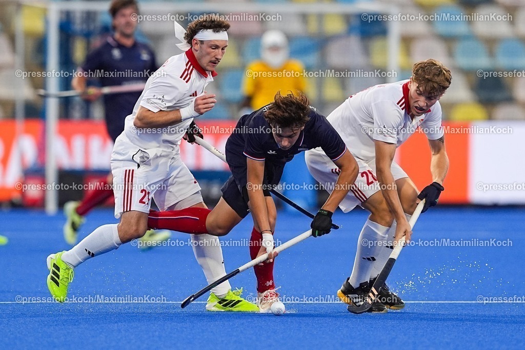 xydrx09082505029 | 09.08.2025, xydrx, Herren EuroHockey Championship 2025, Gruppenphase, Gruppe B, Frankreich - Polen, Sparkassenpark Mönchengladbach: Malo Martinache (Franzoesische Feldhockey Nationalmannschaft #14) im Zweikampf gegen Jakub Chumenczuk (Polnische Feldhockey Nationalmannschaft #21) und Jakub Holosyniuk (Polnische Feldhockey Nationalmannschaft #28)