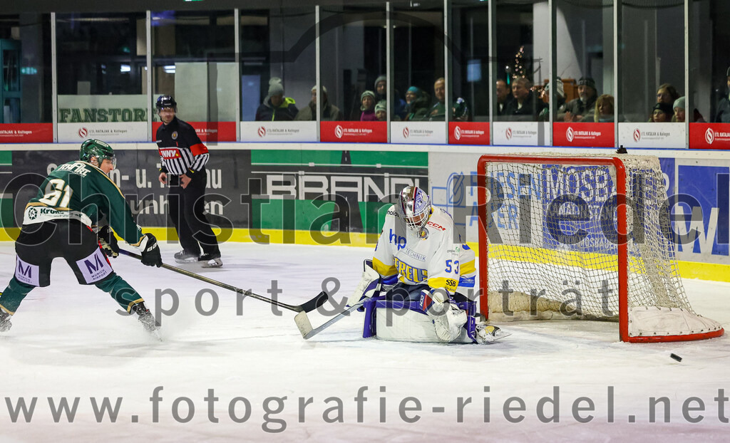 2025-12-05_123_TSV_Erding_gegen_Stuttgart_Rebels | Erding, Deutschland, 05.12.2025:Eishockey, Oberliga Süd 2025 / 2026, 23. Spieltag, TSV Erding gegen Stuttgart Rebels, Endergebnis: 5:6Dennis Miller (Erding Gladiators, #61), Kimi Saffran (Stuttgart Rebels, #53)Foto: Christian Riedel / fotografie-riedel.net