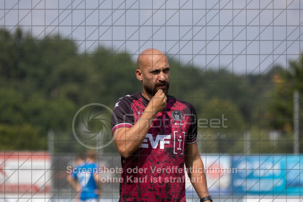 20250816_150742_0507 | #,1.Göppinger SV (rot) vs. FSV 08 Bietigheim-Bissingen (blau), Fußball, Oberliga BW, wfv, 03. Spieltag, Saison 2025/2026, Rasensportplatz Stadion SV Göppingen, Hohenstaufenstr. 116, 73033 Göppingen, 16.08.2025 - 14:00 Uhr,Foto: PhotoPeet-Sportfotografie/Peter Harich