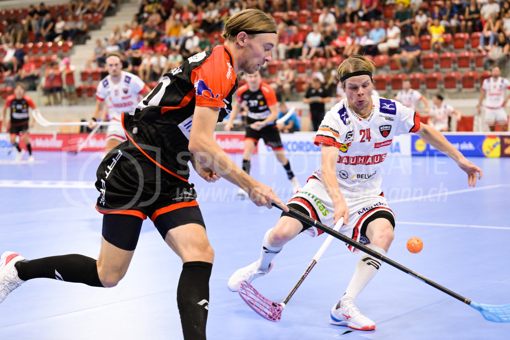HC Rychenberg vs. Floorball Köniz - 28. August 2022 | HC Rychenberg vs. Floorball Köniz
AXA Arena, Winterthur
Jonathan Nilsson (#20 HC Rychenberg) gegen Jyrki Holopainen (#24 Floorball Köniz).
Bild: Sportfotografie Markus Aeschimann | www.markus-aeschimann.ch - Realisiert mit Pictrs.com