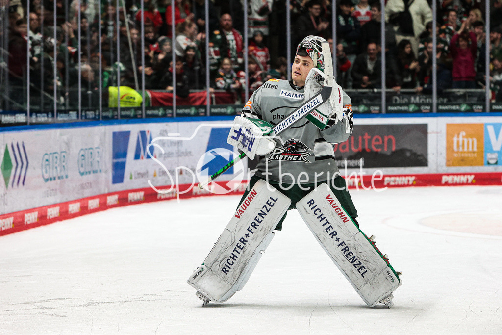 Augsburger Panther - Iserlohn Roosters | Markus KELLER (AEV #35) jubelt mit den Fans nach dem Heimsieg gegen Iserlohn