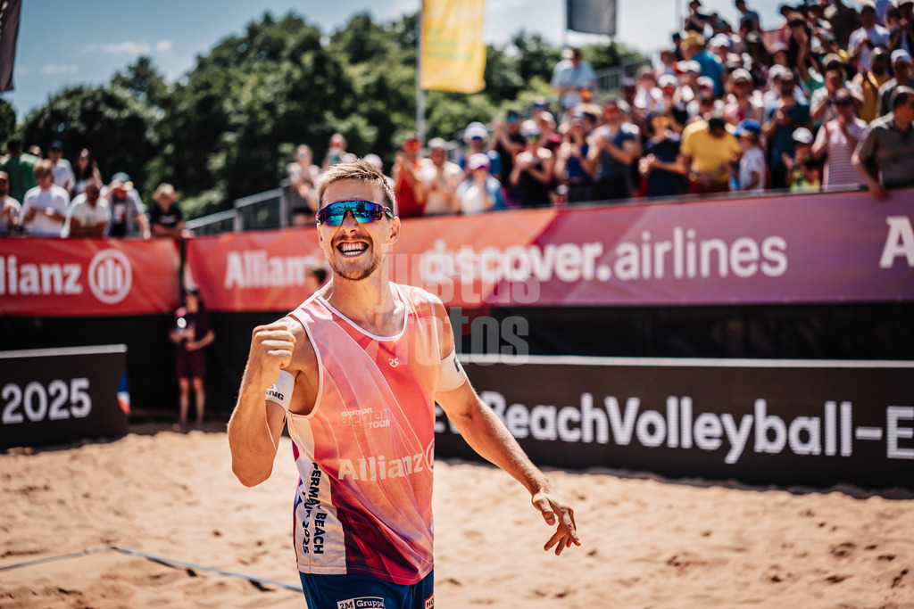 Beachvolleyball | Männer | Allianz German Beach Tour 2025 | Tourstop München | 05.07.2025 | David Poniewaz freut sich und ballt die Faust