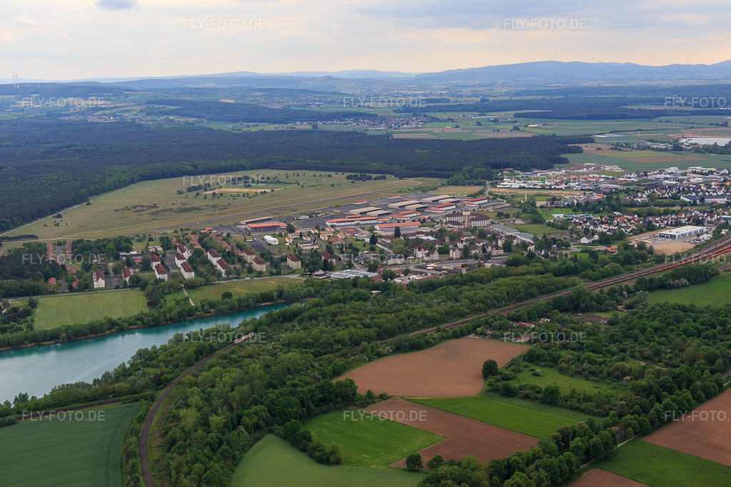Luftbild: Industriegebiet und Wohnquartier Kaisergärten an der ehemaligen Kaserne und Feldflugplatz Babenhausen in Babenhausen im Bundesland Hessen in Deutschland. – Foto: IMG_088891.jpg vom 20.05.2016 durch Werner Riehm/FLY-FOTO.de – Auflösung des Originals: 5472 x 3648 px – kaisergaerten-babenhausen.de