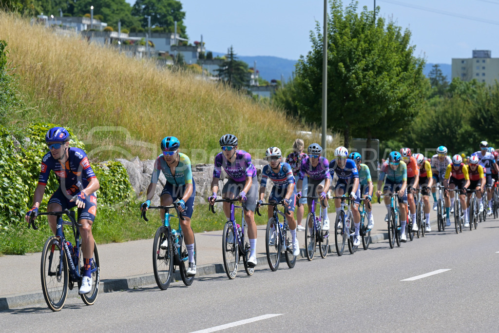Tour de Suisse 2025 - 17. Juni 2025 | Tour de Suisse 2025Winterthurstrasse, NeftenbachFahrer des Pelotons.Bild: Sportfotografie Markus Aeschimann | www.markus-aeschimann.ch - Realisiert mit Pictrs.com