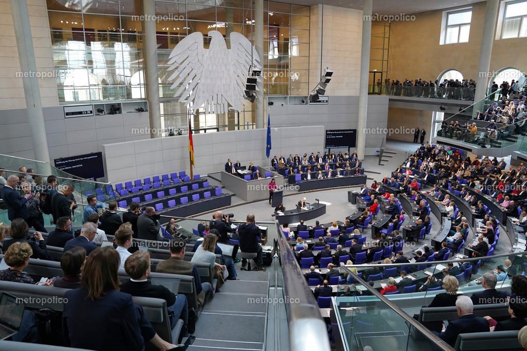 Bundestag vor leerer Regierungsbank es spricht Irene Mihalic (konstituierende Sitzung des 21. Bundestages am 25.03.2025) | Metropolico