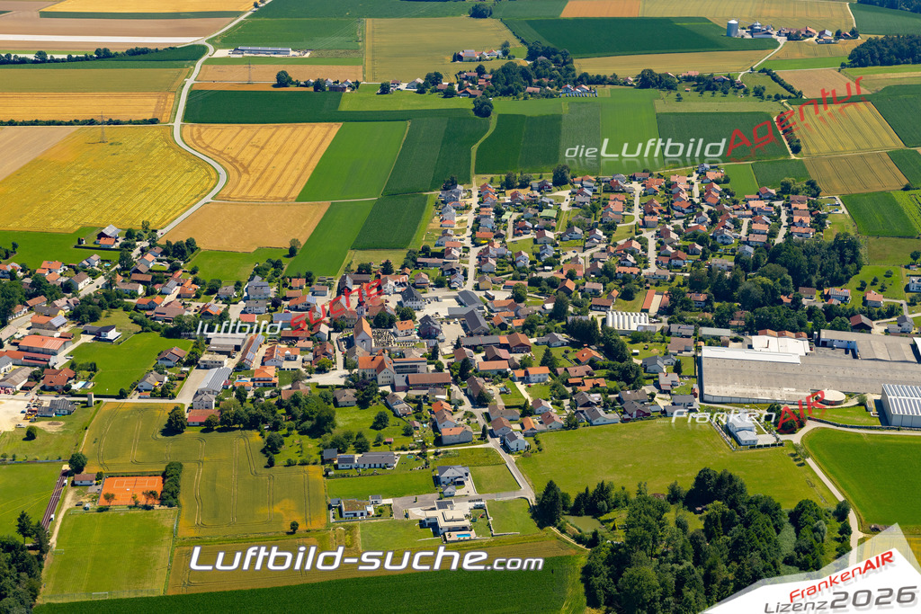 Aktuelles Luftbild von  Roßbach - Die Luftaufnahme wurde 2022 mittels UL-Flugzeug erstellt ( keine Drohne ) - hochauflösende Kamera-Systeme von  Canon -Beste Qualität - Für grossformatige Ausdrucke geeignet. Die Geschenkidee !