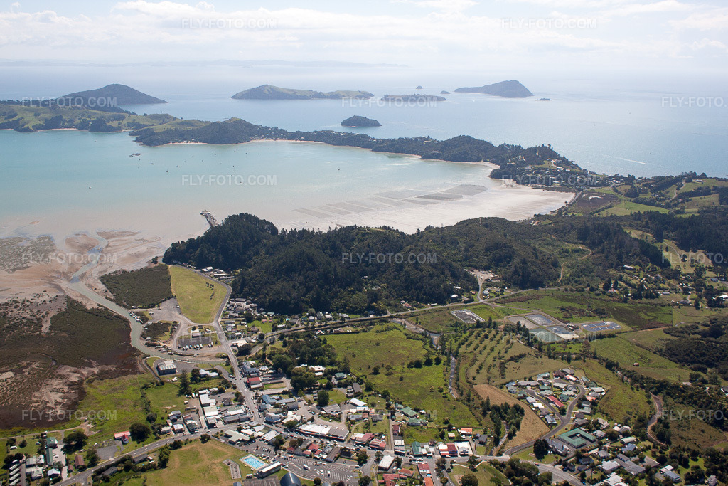 Aerial view: View of the town in Coromandel in the state Waikato, New Zealand. – Photo: IMG_55768.jpg taken on 01/12/2013 by Werner Riehm/FLY-FOTO.com – Resolution of the original: 4752 x 3168 px
