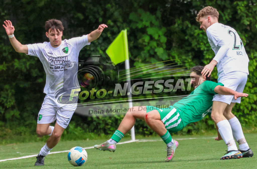 SC Bünde - TuS Tengern | Auf dem Bild zu sehen: weiß SC Bünde v.l.: Gentian Rexhepi, Fabian Becker ; grün TuS Tengern: Semih Yilmaz SC Bünde, TuS Tengern, Saison 25/26, Bezirksliga, Hunnebrock, Deutschland - Realisiert mit Pictrs.com