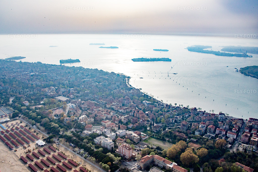 Vue aérienne: Vue de la ville à San Nicolò di Lido dans le département Vénétie, Italie. Photo: IMG_087508.jpg prise le 06/04/2016 par Werner Riehm/FLY-FOTO.eu – Résolution de l'original: 5069 x 3380 px