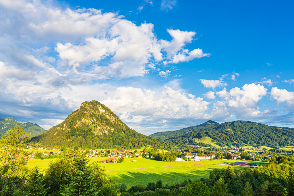 Blick über Pfronten auf den Kienberg und Edelsberg | Blick über Pfronten auf den Kienberg und Edelsberg.