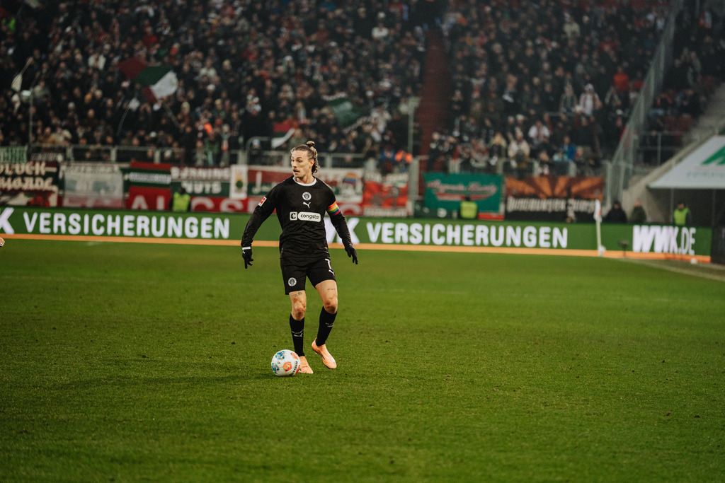 FCS01738 | Der offizielle Shop für FC St. Pauli Fotos. Wähle aus Spielszenen & Fanmomenten dein FCSP Wunschformat. Wir liefern Millerntor-Atmosphäre.
