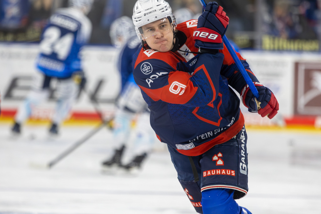 DEL, Deutsche Eishockey Liga Saison 2025/26, 35 Spieltag: Adler Mannheim gegen Dresdner Eislöwen | DEL, Deutsche Eishockey Liga Saison 2025/26, 35 Spieltag: Adler Mannheim gegen Dresdner Eislöwen***Leon Gawanke (9, Mannheim) beim Warm-Up - Realisiert mit Pictrs.com