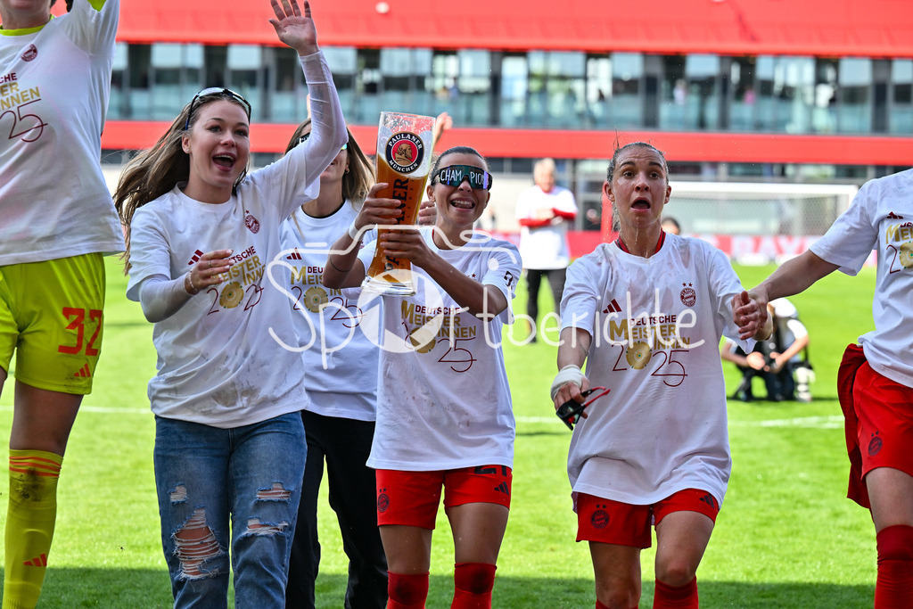 FC Bayern München - SC Freiburg | Die Spielerinnen des FC Bayern feiern die Meisterschaft nach dem Heimsieg gegen den SC Freiburg / Frauen Bundesliga: FC Bayern Muenchen - SC Freiburg, FC Bayern Campus am 27.04.2025 / Jovana DAMNJAVOVIC (FCB #9) gibt eine Bierdursche