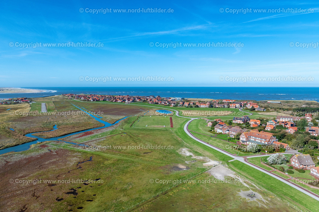 Baltrum_ELS_6310091022 | BALTRUM 09.10.2022 Ortsansicht der Straßen und Häuser der Wohngebiete von West- und Ost- Dorf auf der Nordsee- Insel Baltrum im Bundesland Niedersachsen. Weiterführende Informationen bei: Nordseeheilbad Insel Baltrum. // Town View of the streets and houses of the residential areas in Ostdorf and Westdorf on the North Sea island Baltrum in the state Lower Saxony. Further information at: Nordseeheilbad Insel Baltrum. Foto: Martin Elsen