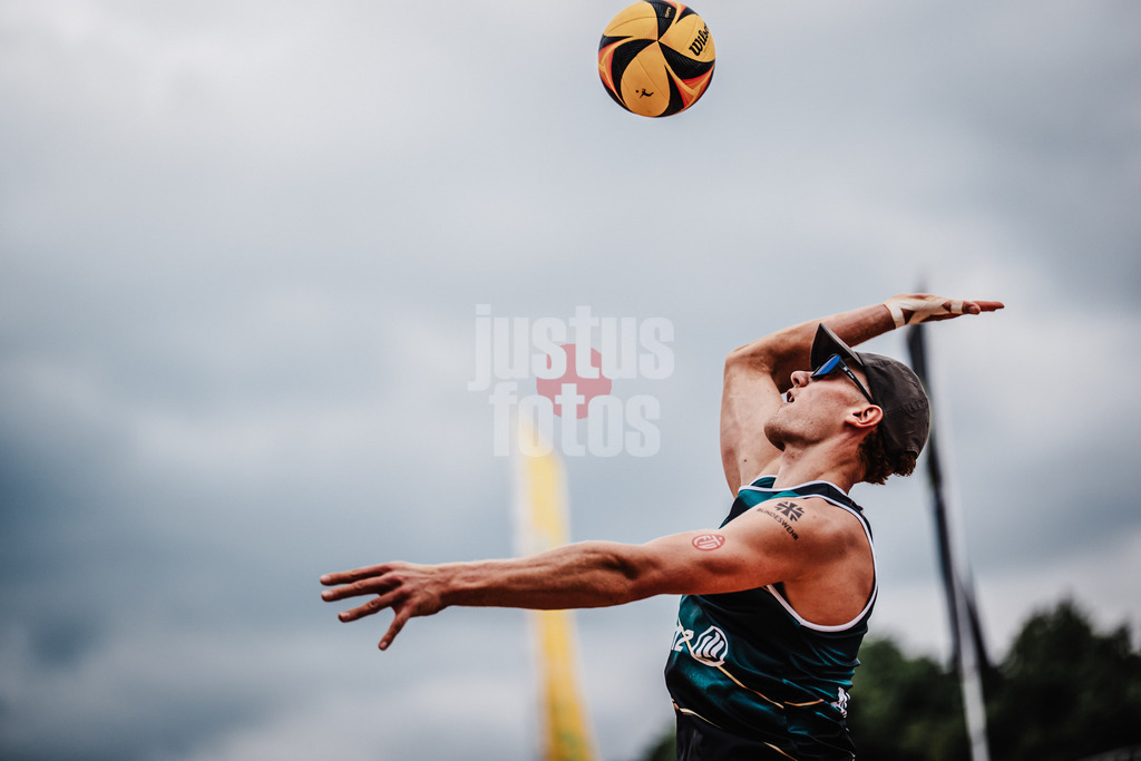 Beachvolleyball | Männer | Allianz German Beach Tour 2025 | Tourstop München | 04.07.2025 | Max Just beim Aufschlag