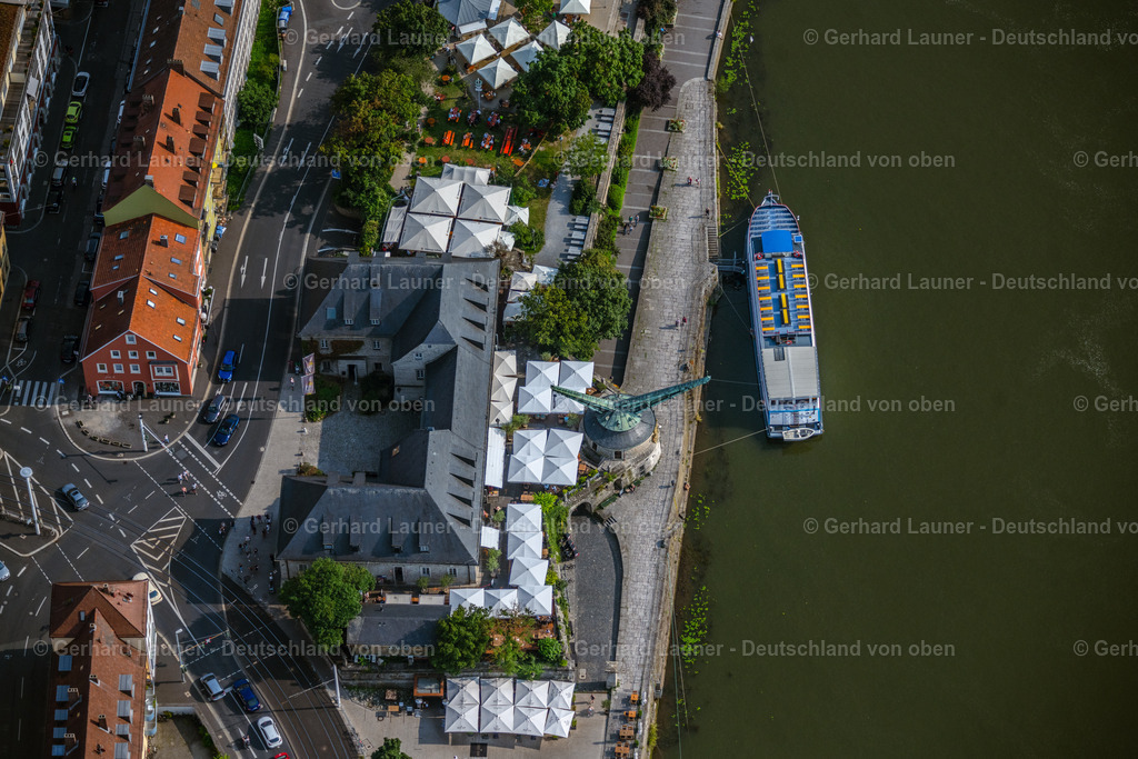 4047613 | WüRZBURG 21.08.2021 Passagier- und Fahrgast- Schiff vor dem Gastronomie - Restaurant - Gebäude mit dem " Brauerei-Gasthof Alter Kranen " im Ortsteil Altstadt in Würzburg im Bundesland Bayern, Deutschland. Weiterführende Informationen bei: Alter Kranen GmbH,  Locanda Würzburg GmbH,  Veitshöchheimer Personenschifffahrt GmbH. // Passenger ship in front of the gastronomy - restaurant - building with the " Brauerei-Gasthof Alter Kranen " in the district Altstadt in Wuerzburg in the state Bavaria, Germany. Further information at: Alter Kranen GmbH,  Locanda Wuerzburg GmbH,  Veitshoechheimer Personenschifffahrt GmbH,  Locanda Wuerzburg GmbH,  Veitshoechheimer Personenschifffahrt GmbH. Foto: Gerhard Launer