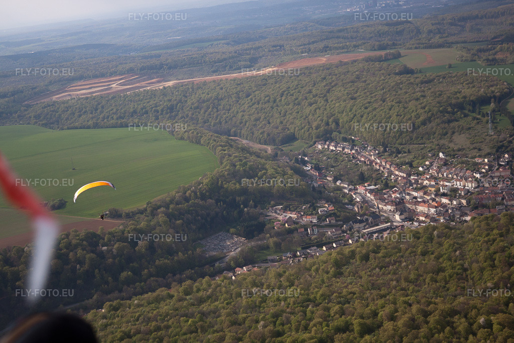 Vue aérienne: Vue de la ville depuis l'est à Ottange dans le département Moselle, France.Photo: IMG_39715.jpg prise le 16/04/2011 par Werner Riehm/FLY-FOTO.euRésolution de l'original: 4752 x 3168 px